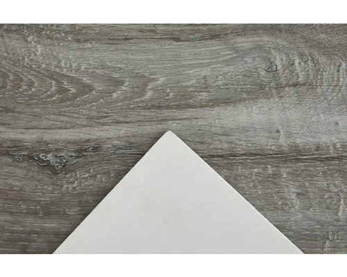 Vit keramisk platta på träunderlag