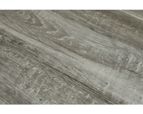 Närbild av en grå träyta med ådring