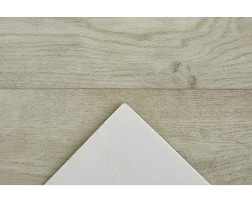 Närbild av en kakelplatta på ett trägolv