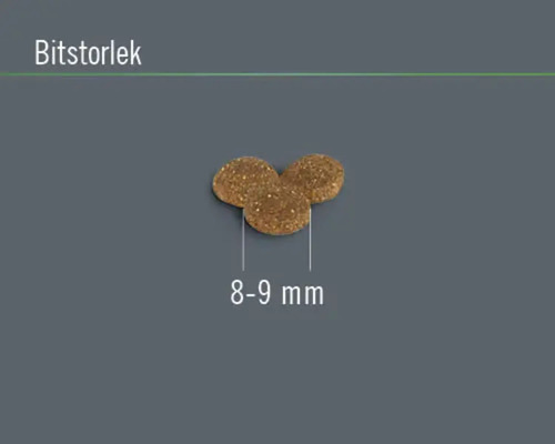 Tre bitar djurfoder med en storlek på 8 till 9 millimeter.