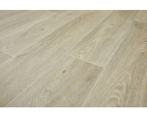 Närbild av ljust laminatgolv med träutseende