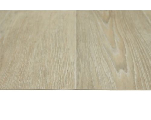 Närbild av ett vinylgolv med träutseende