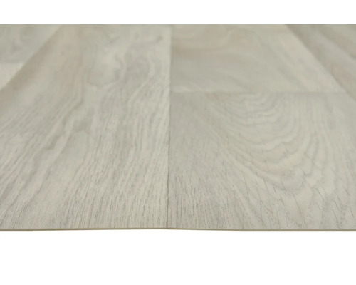 Närbild av ljust laminatgolv med trästruktur.