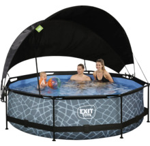 Pool med soltak, människor i vattnet och EXIT Toys-logotyp