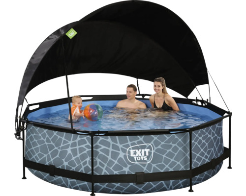 Pool med soltak, människor i vattnet och EXIT Toys-logotyp