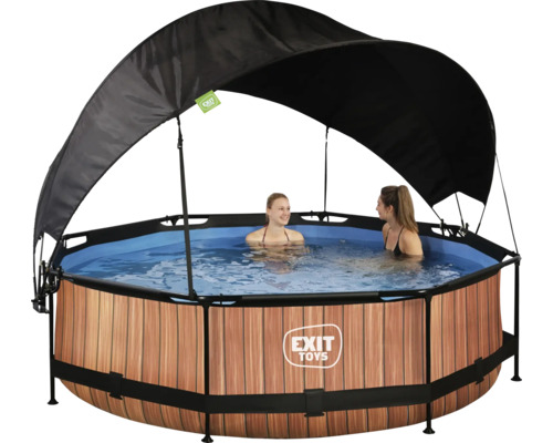 Rund pool med träpanel och soltak, det finns två personer i vattnet