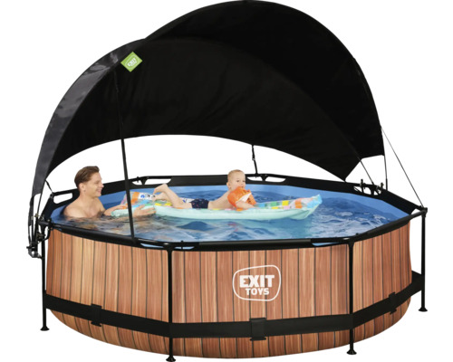 Rund pool med trädesign, soltak och lekande personer