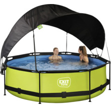 Rund ovanjordisk pool med solskydd och två personer i vattnet.