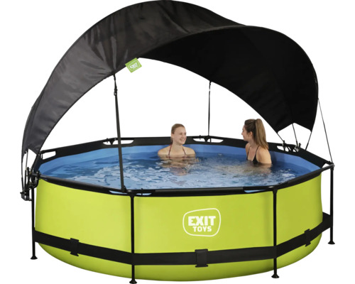 Rund ovanjordisk pool med solskydd och två personer i vattnet.