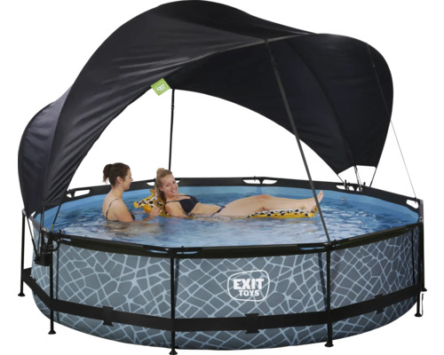 Rund pool med tak och två personer i vattnet.