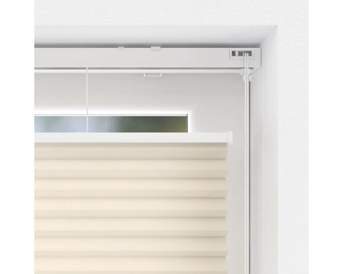 Plissé vid fönstret