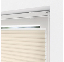 Närbild av en beige plisségardin vid fönstret