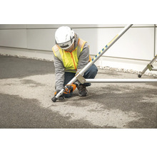 En person monterar en byggnadsställning med nivellerande fötter.