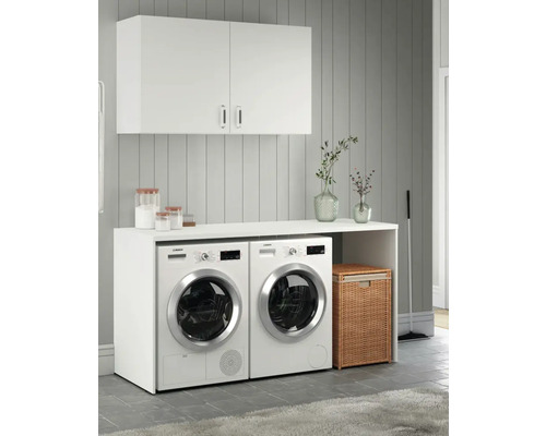 Ljust tvättrum med tvättmaskin, torktumlare, förvaringsskåp och tvättkorg