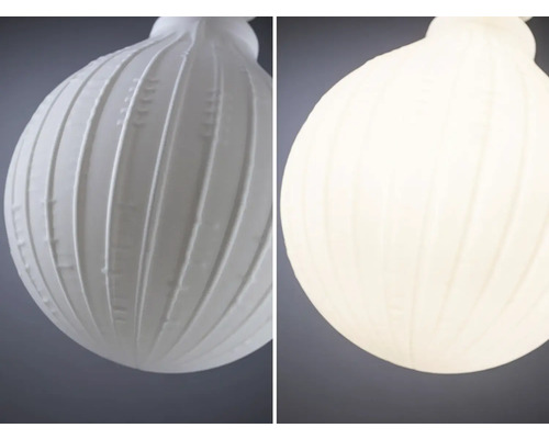 Närbild av en hänglampa i keramik med räfflad design