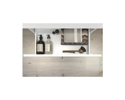 Öppen låda med tvålpumpar, handdukar och borste i badrummet