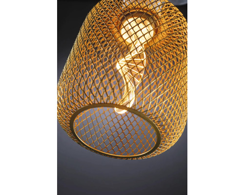 Närbild av en gyllene taklampa i metallnät