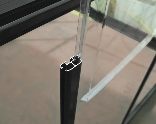 Detaljvy av en växthusram med glas