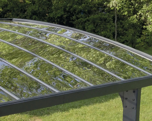 Detaljvy av ett terrasstak med transparenta polykarbonatskivor