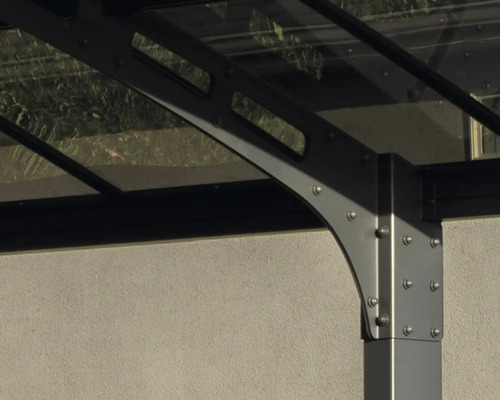 Detaljvy av en metallstolpe med glastak