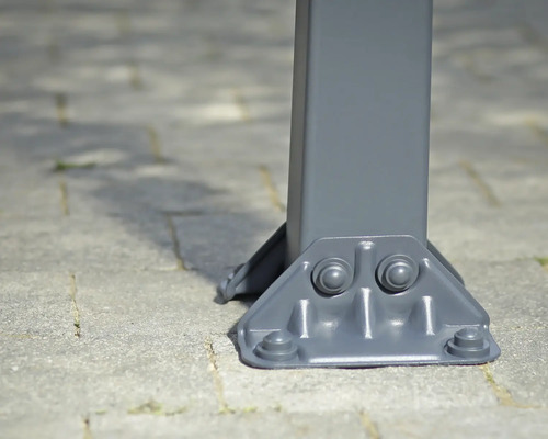 Detaljvy av en grå metallstolpe med markfäste