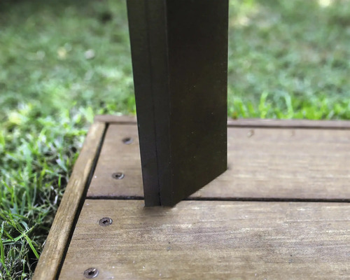 Detaljvy av en terrasskonstruktion med träplattor och stolpar