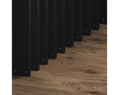 Svart trälamellstaket på trägolv