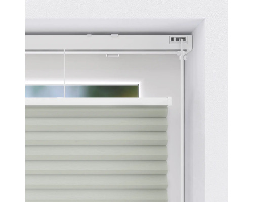 Detaljbild av en plisségardin vid fönstret