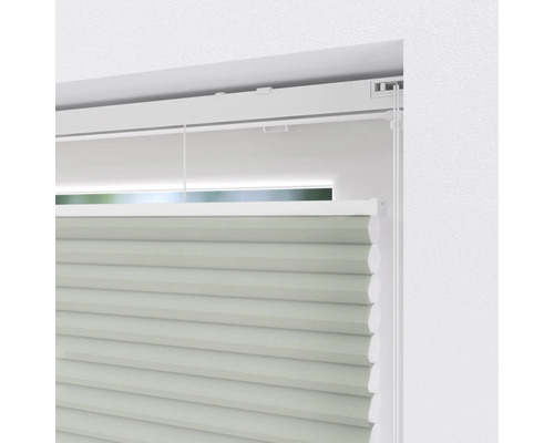 Detaljvy av en plisségardin vid fönstret