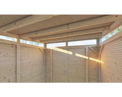 Interiör av ett trädgårdshus i trä med tak, väggar och fönster