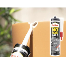 Utomhusfoto som visar reparationen av en spricka i en blomkruka med Pattex No More Nails lim