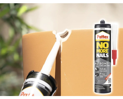 Utomhusfoto som visar reparationen av en spricka i en blomkruka med Pattex No More Nails lim