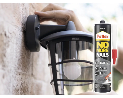 Montering av en svart utomhuslampa med Pattex No More Nails-lim.