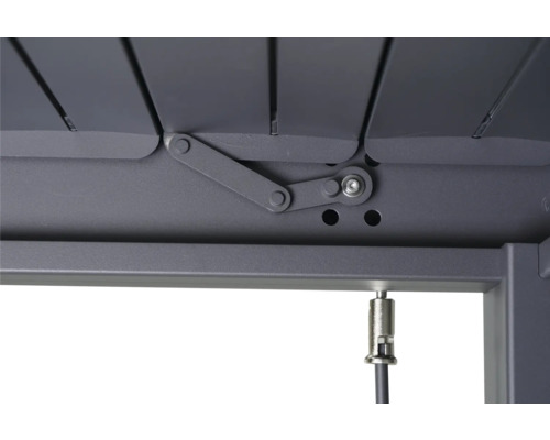 Detaljvy av ett grått terrasstak med lameller och mekanism för att styra lamellerna