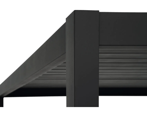 Detaljvy av en svart pergola med lamelltak