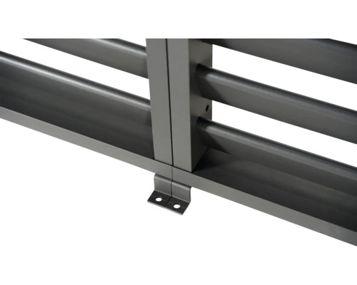 Detaljvy av ett metallhyllsystem