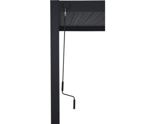 Detaljvy av ett svart terrassöverdrag med vevmekanism