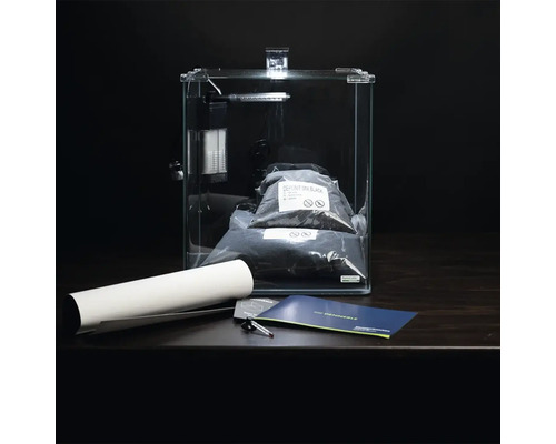 Komplett akvariumset från Dennerle med filter, belysning, bottenmaterial och tillbehör.