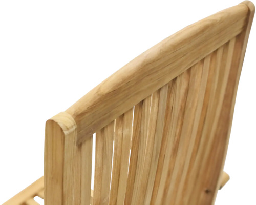 Detaljvy av ryggstödet på en trädgårdsstol i trä