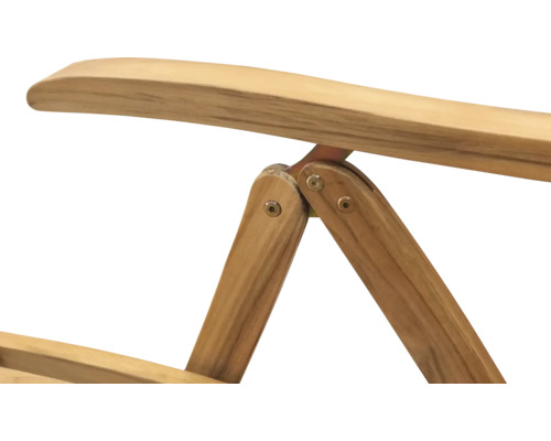 Detaljvy av en trädgårdsliggstol i trä med armstöd