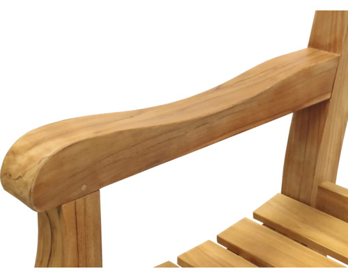 Detaljvy av en träfåtölj med armstöd