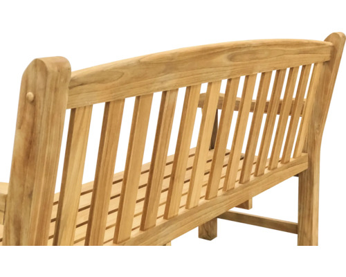 Detaljvy av en trädgårdsbänk i trä med ryggstöd