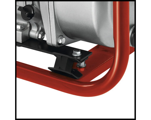 Detalj av en vattenpump med röd stålrörsram och svarta gummifötter