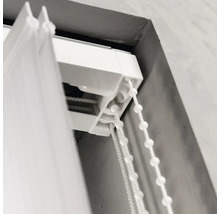 Detaljvy av en vit persienn med dragsko