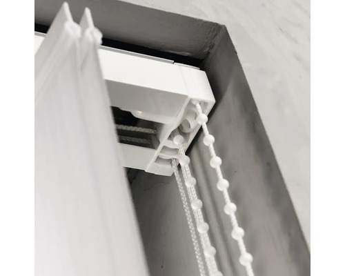 Detaljvy av en vit persienn med dragsko