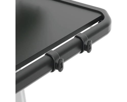 Detaljvy av ett arbetsbord med kabelhantering