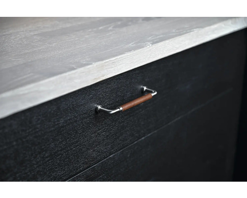 Detaljvy av lådelement med läderhandtag och bänkskiva
