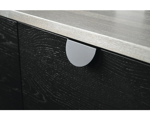 Detaljbild av ett skåp med trästruktur och handtag