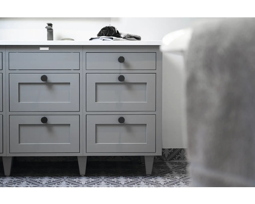 Grått tvättställsskåp med lådor i badrummet