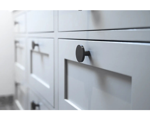 Närbild av lådor med handtag